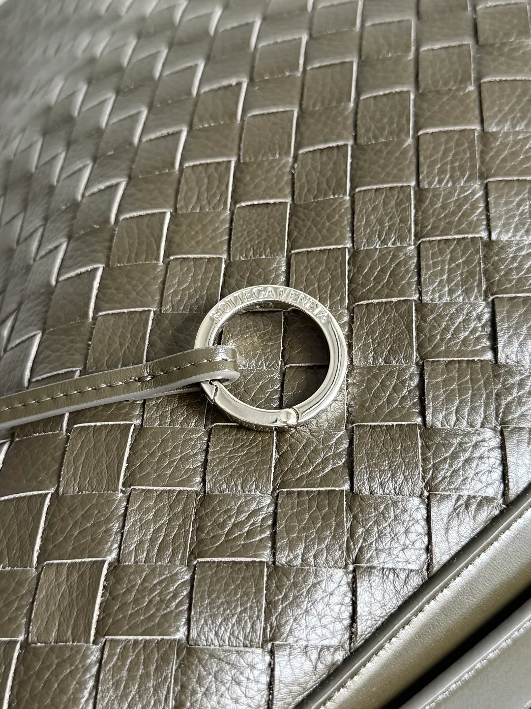 Batch 2800 BOTTEGA VENETA's new Traveler deerskin series is here! The travel season is coming soon, and I believe you must need a large-capacity and simple bag. This new Traveler is very in line with the current travel craze. The whole bag is designed with deerskin and is made of the highest quality leather. It feels tougher to the touch. The super large capacity is suitable for short trips. Traveling with friends and family does not require carrying heavy luggage. It is also very convenient for friends who often travel for work. You can carry two changes of clothes and a computer with you. It also comes with an adjustable shoulder strap to free your hands. Style number: 806974 Size: 44*33*9cm